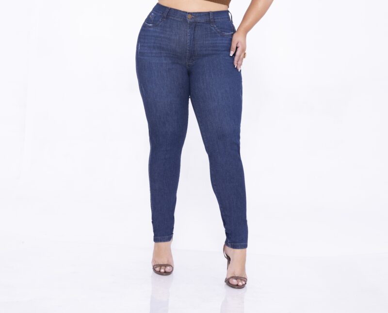 Calça Plus Size Skinny Escura Modelagem Levanta e Aumenta Bumbum