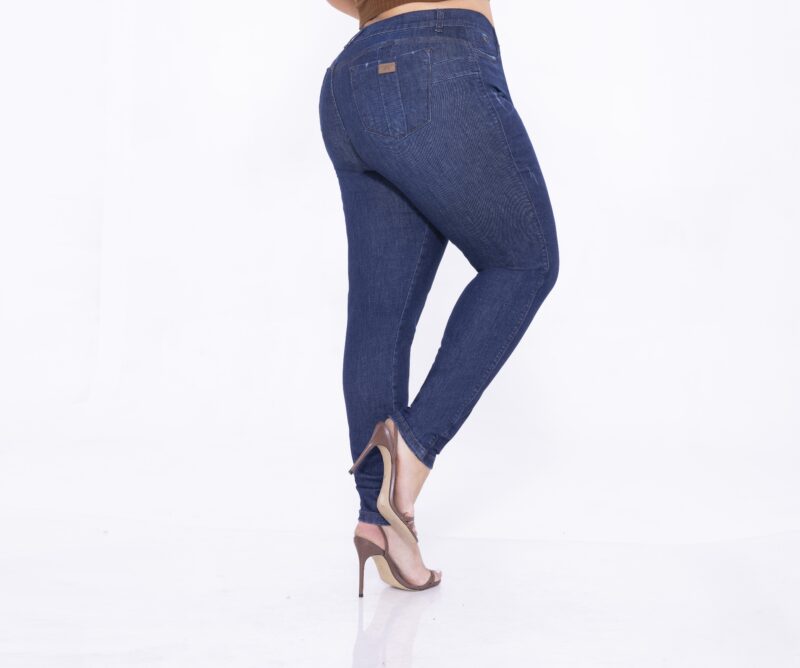 Calça Plus Size Skinny Escura Modelagem Levanta e Aumenta Bumbum - Image 2